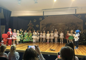 Dzieci z grupy Gąsek tuż przed występem