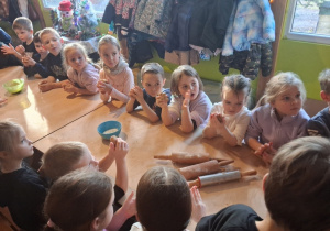 Dzieci podczas wyrabiania ciasta na pierniki