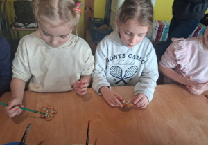 Dziewczynki dekorujące pierniki