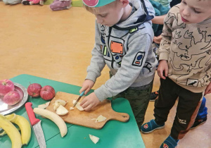 Dzieci kroją owoce
