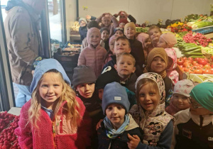 Dzieci w sklepie z warzywami i owocami