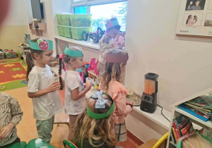 Dzieci blendują owoce