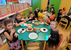 Jabłuszka podczas słodkiego poczęstunku