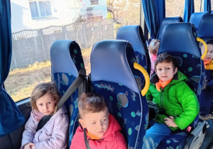 Dzieci z grupy Tygryski jadą autokarem