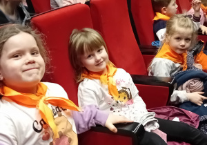 Dzieci z grupy Tygryski siedzą na widowni