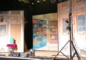 Scena, makiety budynków i wnętrze biblioteki