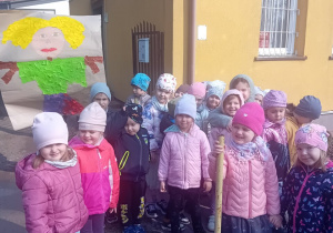 Dzieci z grupy Tygryski przed Biblioteką