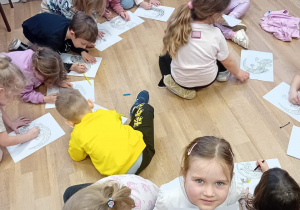 Dzieci kolorują salamandrę