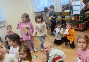 Dzieci oglądają zdjęcia zwierząt