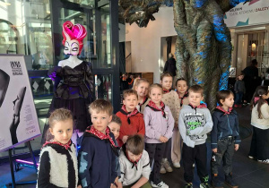 Jabłuszka w Teatrze stoją przy drzewie