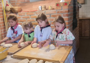 Dziewczynki ugniatają ciasto na chleb