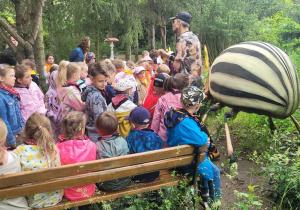 Dzieci z gigantyczną stonką