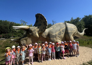 Dzieci na tle dinozaura