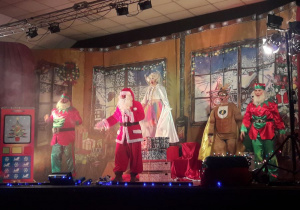 Aktorzy na scenie: dwa Elfy, Mikołaj i Renifer oraz Anioł