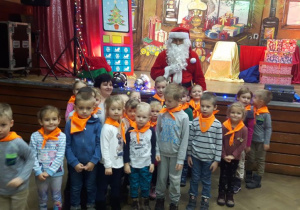 Dzieci z grupy Kangurki z Mikołajem przed sceną