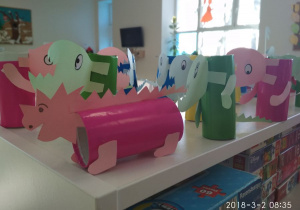 Dinozaury wykonane przez dzieci z rolek i kolorowego papieru