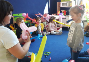 Dzieci podczas wykonywania cudaków z balonów