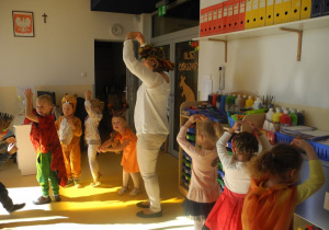 Dzieci wraz z Panią podczas tańca na Balu jesieni